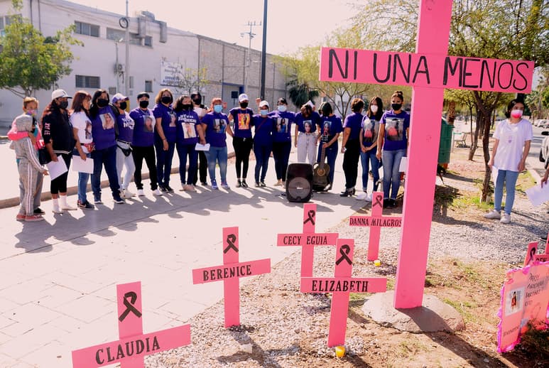 Cada una de las cruces clavadas en el camellón representa el nombre de una mujer asesinada. (JESÚS GALINDO)