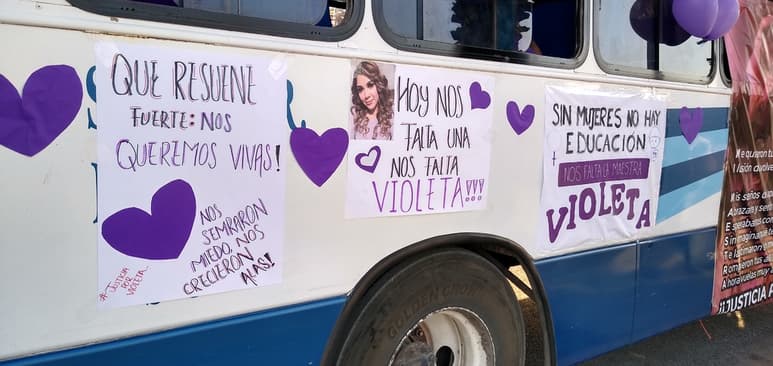 Una caravana de al menos 40 vehículos exigió ayer justicia para la joven Violeta Hernández, localizada sin vida el 2 de marzo.