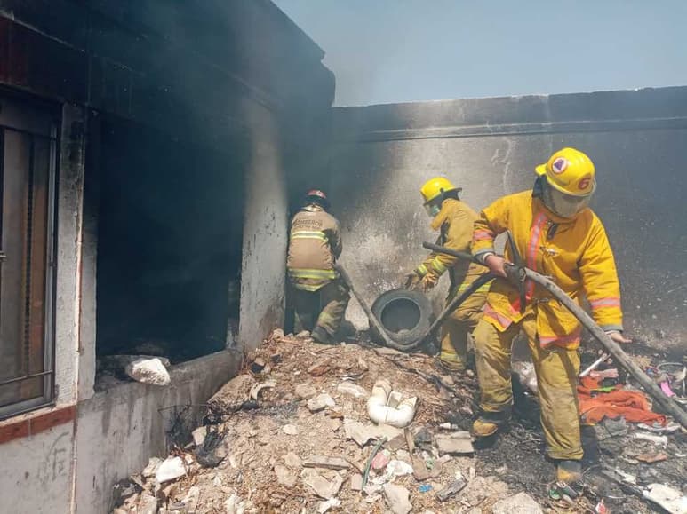 Por espacio de una hora, los bomberos trabajaron en el lugar hasta apagar las llamas. (EL SIGLO DE TORREÓN)