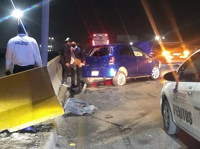 El automóvil siniestrado es un Nissan March color azul modelo 2013. (EL SIGLO DE TORREÓN)