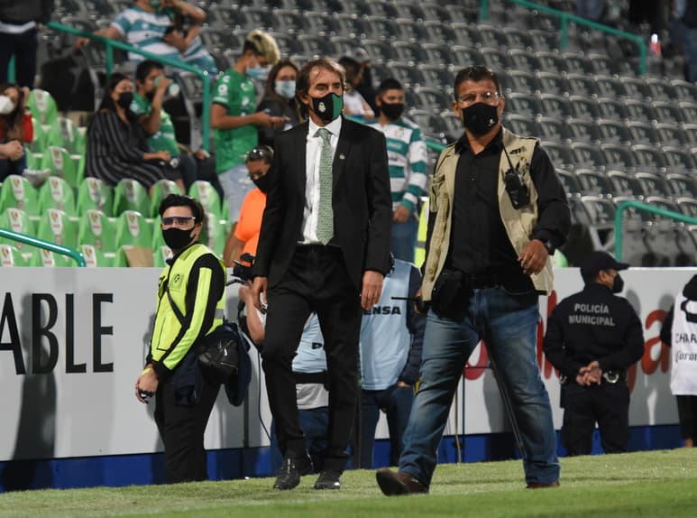 Guillermo Almada también se mostró contento con el regreso de los aficionados a la cancha del Estadio Corona. (JÉSUS GALINDO)