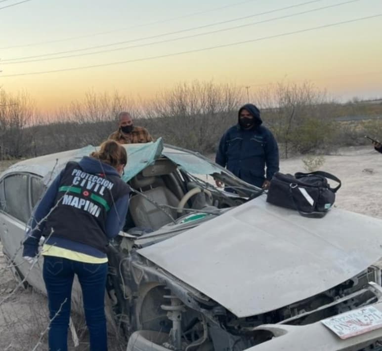 El coche fue depositado en un corralón, donde permanecerá hasta que concluyan las investigaciones. (EL SIGLO DE TORREÓN)