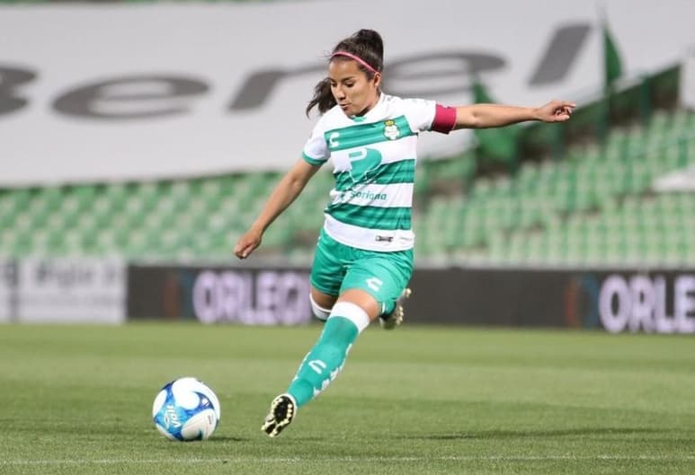 Cinthya Peraza en la cancha durante partido reciente. (INSTAGRAM / @clubsantosfemenil)