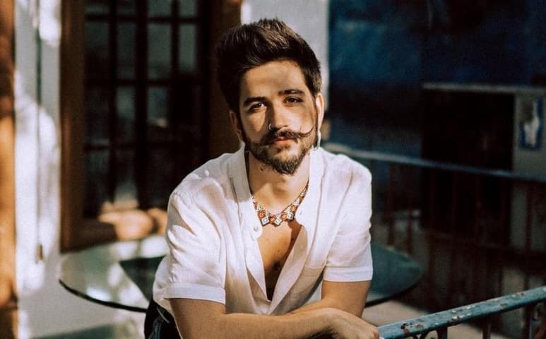 Contento. Celebra el cantante el éxito del material.