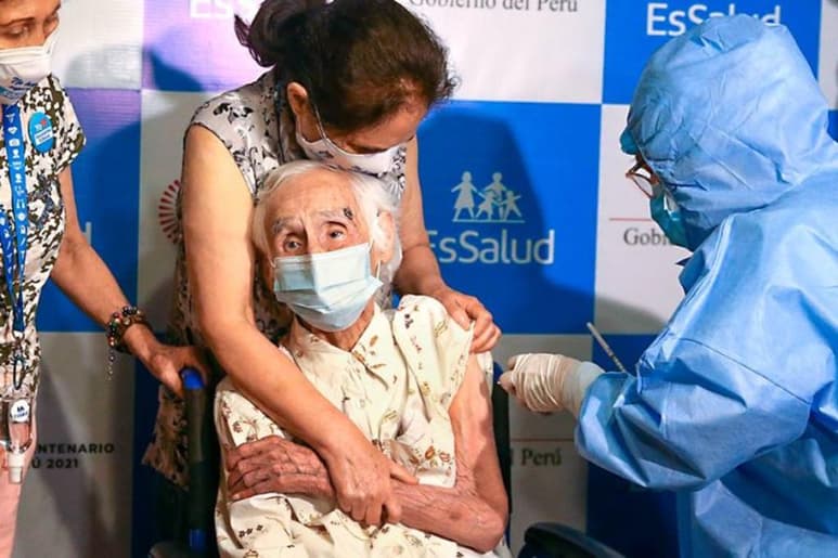 Una mujer de 104 años fue la primera adulta mayor en ser vacunada contra la COVID-19 en el Perú, donde este lunes se dio inicio a la campaña de inmunización a personas de la tercera edad, en simultáneo con miembros de las Fuerzas Armadas y de la Policía Nacional. (ESPECIAL)