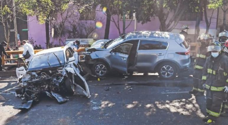 Su cuerpo quedó atrapado entre la camioneta y los vehículos chocados. (ESPECIAL)