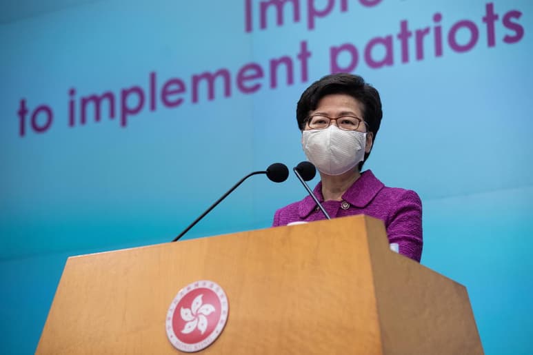 La gobernadora de Hong Kong Carrie Lam expresó el lunes que la ciudad “aplaude totalmente” una reforma electoral que intensificaría sustancialmente en control del gobierno central y excluiría a los críticos de Beijing. (ARCHIVO)