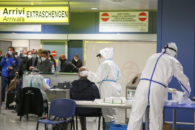 Italia superó hoy los 100,000 fallecidos con coronavirus desde que empezó la emergencia en el país, en febrero de 2020, confirmó hoy el Ministerio de Salud, que también notificó 13,902 contagios en las últimas veinticuatro horas. (EFE)