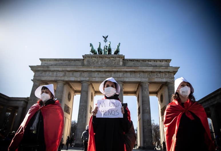 La Alianza Feminista Internacionalista de Berlín ha congregado este mediodía a varios miles de personas en una marcha con motivo de la celebración del Día Internacional de la Mujer, en el tercer año consecutivo en que el 8M es festivo en la capital alemana. (ARCHIVO)