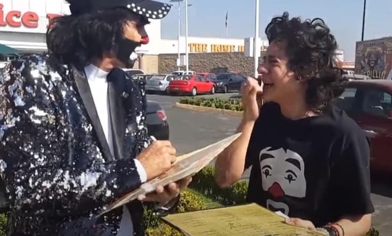 El fan de 'Cepillín' no pudo ocultar sus lagrimas ante la emoción (ESPECIAL)