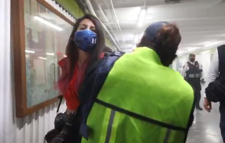 Policías de la Ciudad de México agredieron y retuvieron este lunes a cuatro fotorreporteras, una de ellas de la Agencia Efe, que cubrían una manifestación en el metro capitalino por el Día Internacional de la Mujer. (Especial)