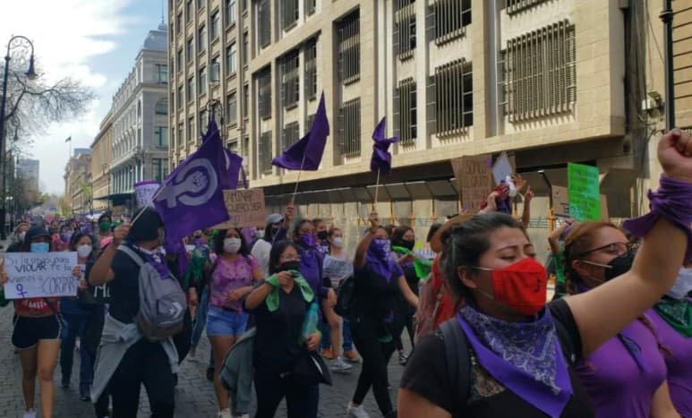 Las manifestantes son resguardadas por otras mujeres que forman parte del cuerpo de policías. (EL UNIVERSAL)