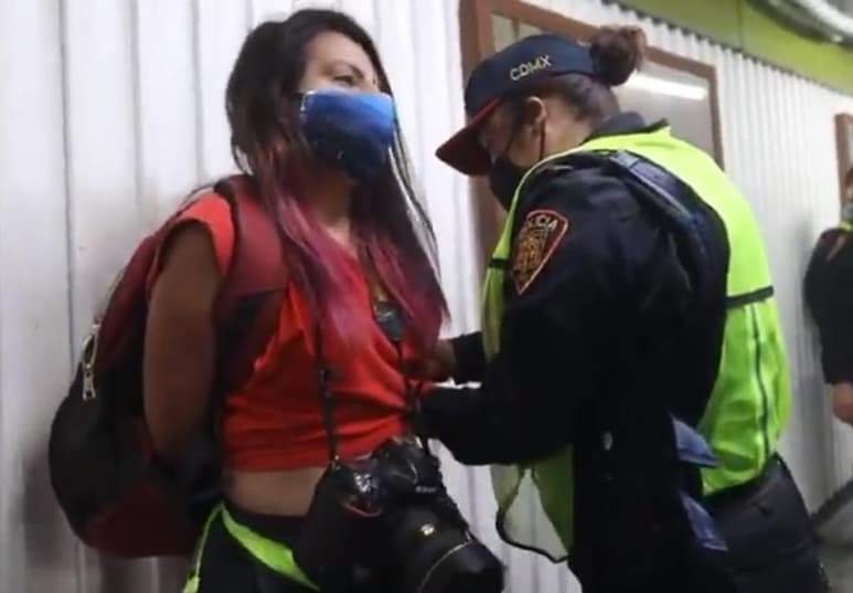 La Secretaría de Seguridad Ciudadana informó que suspendió de forma temporal a policías involucrados en una agresión dentro de la estación Hidalgo, del metro de la Ciudad de México, en el marco de la Marcha por Día Internacional de la Mujer, 8M. (Especial)