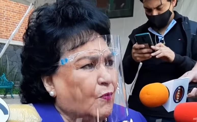 Esta mañana durante una atención a medios de comunicación, la actriz lagunera Carmen Salinas fue informada por los reporteros sobre el fallecimiento de Cepillín. (Especial)