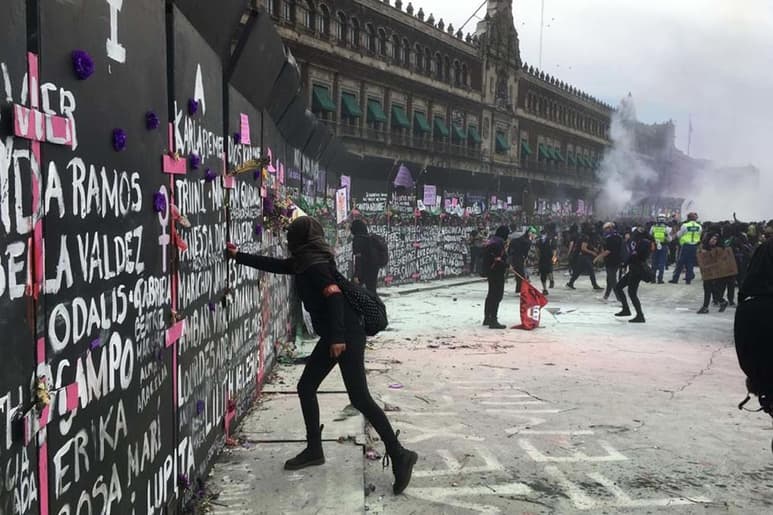 Luego de quemar banderolas con insignias partidistas, integrantes de la Colectiva Nacional Feminista Ningún Agresor en el Poder, demandaron que el presidente Andrés Manuel López Obrador rompa el pacto del patriarcado; y adelantaron que nunca más, los agresores gozarán de la comodidad del silencio de las víctimas. (EL UNIVERSAL)