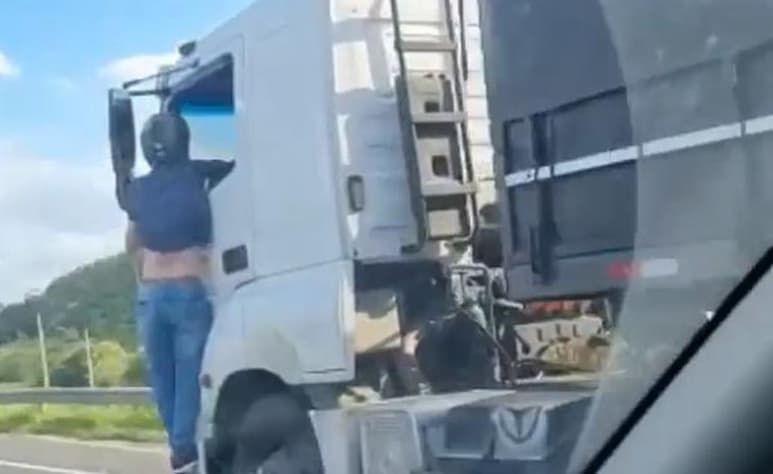 El conductor se negó a detenerse y condujo 33 km con el motociclista colgando (CAPTURA)