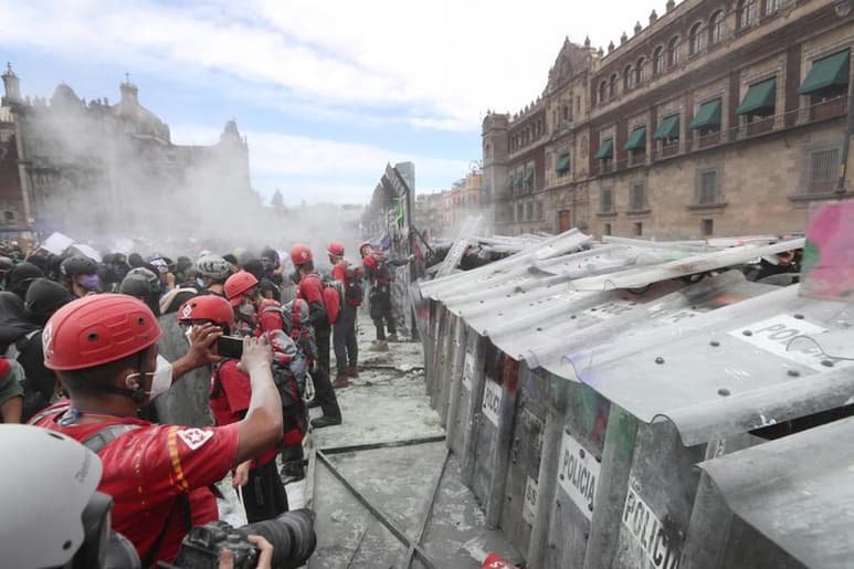 Con gases que provocan ardor en los ojos y en la garganta, elementos de la policía capitalina lograron dispersar a grupos feministas que se manifiestan en Palacio Nacional. (EL UNIVERSAL)