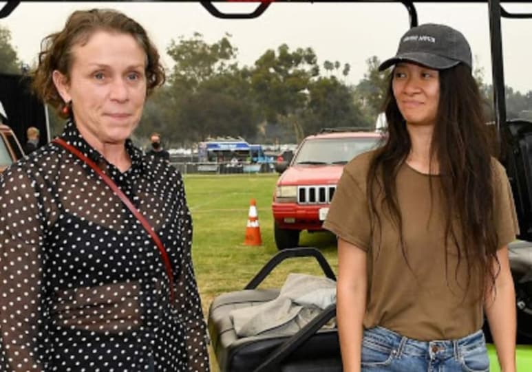 El éxito de Chloe Zhao, como la primera mujer asiática y la segunda mujer en ganar un Globo de Oro a mejor director por su película “Nomadland”, no ha sido recibido con aplausos en su país de origen. (Especial)