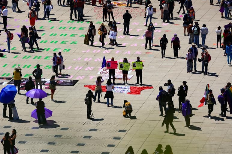 En la lucha contra la violencia que sufren las mujeres y niñas de la capital, y para continuar con las acciones de proteger y garantizar sus derechos, la Comisión de Seguridad Ciudadana del Congreso de la Ciudad de México aprobó crear un cuerpo policiaco especializado en la atención y prevención de este problema. (EFE)