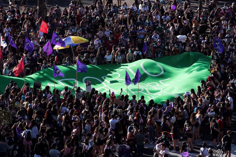 En el Día Internacional de la Mujer, en América Latina la pandemia no fue impedimento para que muchas mujeres alzaran su voz desde sus casas, en eventos virtuales o desde la misma calle en la 'lucha' contra la violencia, la igualdad y el derecho al aborto, con grandes ausencias como Brasil y Perú debido a la crisis sanitaria. (EFE)