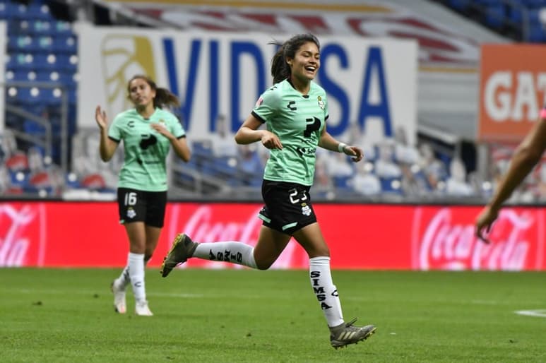 Alexxandra Ramírez celebra luego de marcar uno de sus dos tantos, en el empate a dos entre las Guerreras y Rayadas de Monterrey. (CORTESÍA SANTOS)