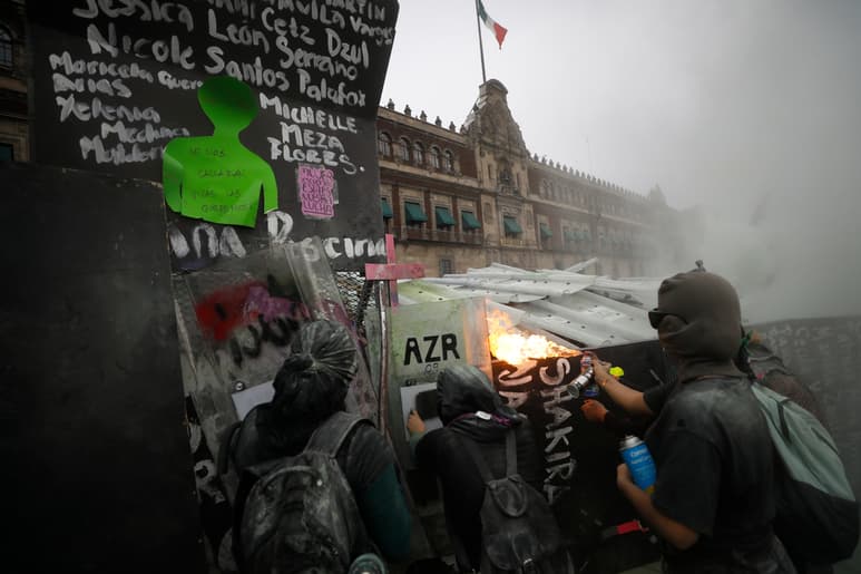 Las vallas de metal, que se convirtieron en un lugar de homenaje, fueron en parte derrumbadas por varios grupos de manifestantes.