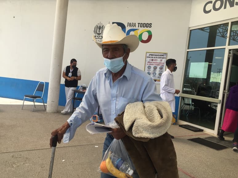 Don Jesús, de 74 años de edad, pudo recibir la primera de las dosis de la vacuna contra COVID-19 en el Hospital General de Lerdo.