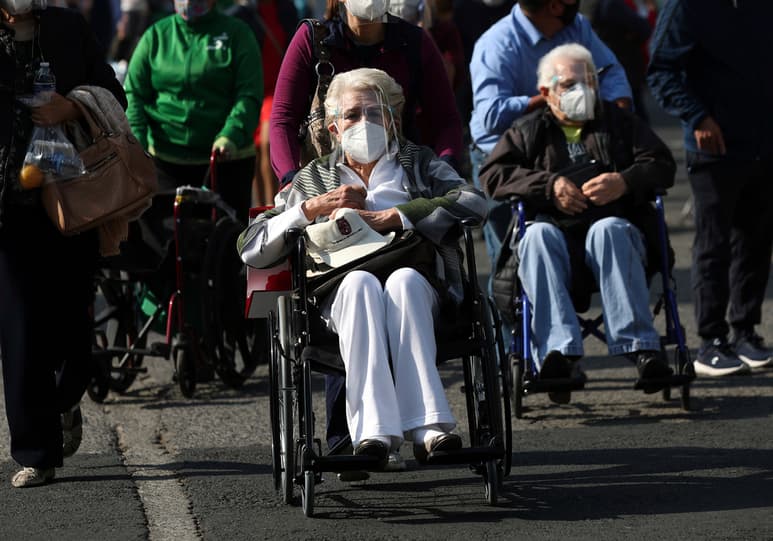 Este lunes inició la vacunación contra COVID para adultos mayores de 60 años en zonas urbanas.