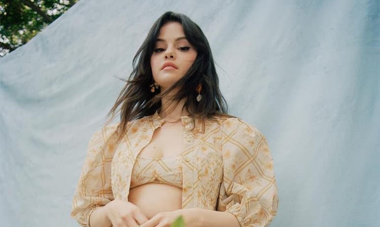 Selena Gomez dio su primera gran entrevista de 2021 a Vogue US para la edición de abril de la revista donde la artista sorprendió a sus seguidores al anunciar su retiro de la música. (ESPECIAL)
