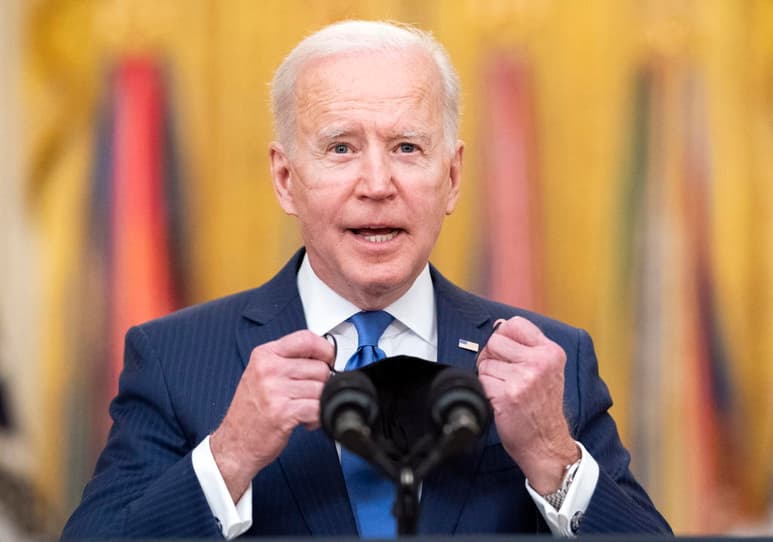 El 60% de los estadounidenses aprueba el desempeño del presidente Joe Biden y un porcentaje aun mayor avala la forma como ha respondido al coronavirus, según una encuesta dada a conocer el martes. (ARCHIVO)