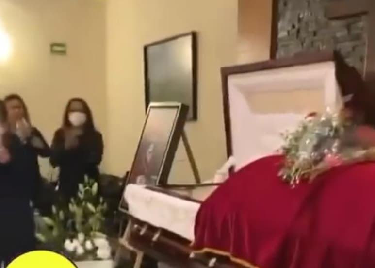 Entre aplausos, porras y el tema musical 'Payasito de la tele', fue como se despidió esta mañana a Ricardo González 'Cepillín', durante la misa de cuerpo presente que se realizó en la funeraria donde es velado desde el día de ayer lunes. (Especial)