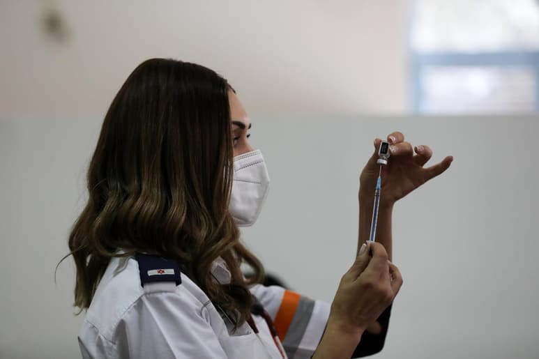 El gobierno de Israel celebró la aplicación número 5 millones de la vacuna contra el coronavirus del país el lunes, el mismo día que comenzó a vacunar a los palestinos que trabajan en el país. (EFE)