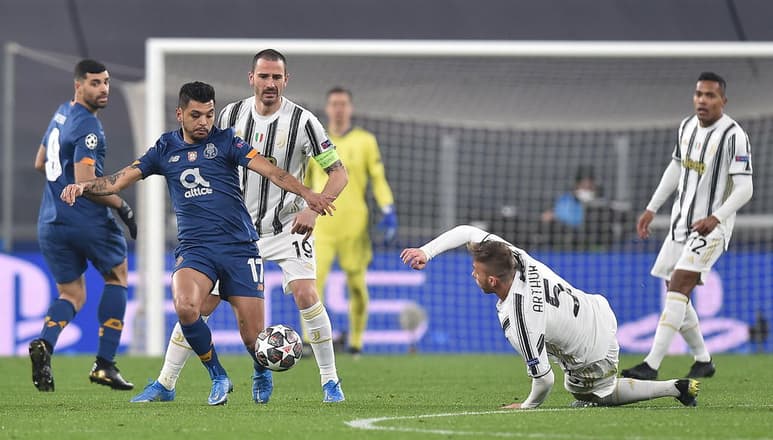 Fue en ese momento cuando un gol de falta de Sergio Oliveira en el minuto 115 dio al Porto el tanto que le permitió pasar de ronda. (EFE)