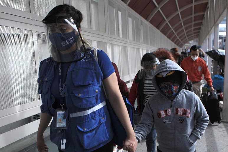 Más de 3,200 niños migrantes que han llegado a Estados Unidos sin compañía de su padre o tutor legal permanecen bajo custodia de la Patrulla Fronteriza y unos 1,400 de ellos han estado detenidos más allá del límite legal de tres días, informaron medios estadounidenses. (ARCHIVO)
