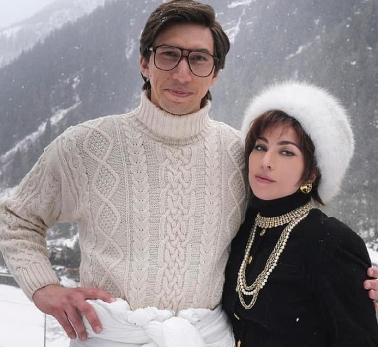 Luego de que se filtraran unas imágenes de Lady Gaga y Adam Driver durante el rodaje del filme 'House of Gucci', el próximo proyecto de Ridley Scott, ha sido la propia cantante de 'Bad Romance' quien ha dado a conocer la primera foto oficial del filme que llegará a pantallas tentativamente el 26 de noviembre de este año. (Especial) 