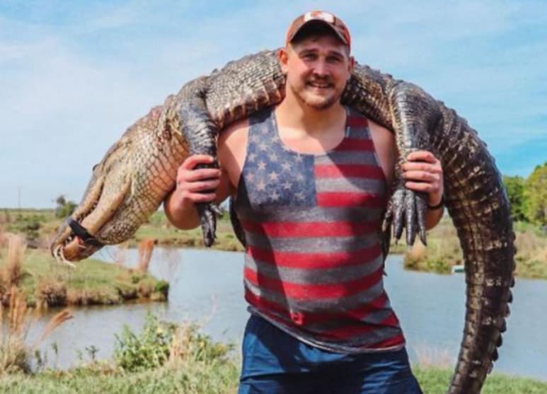 El jugador Wyatt Teller, de los Cleveland Browns, ha recibido fuerte críticas en redes sociales luego de aparecer en imágenes, tras haber cazado un caimán. (ESPECIAL)
