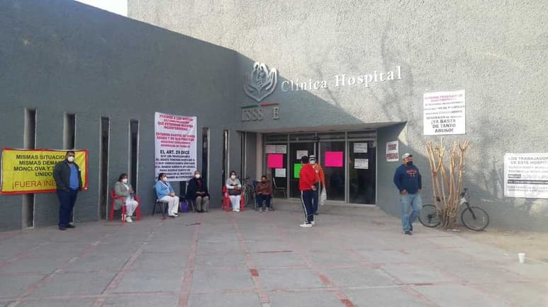 Trabajadores sindicalizados trabajan bajo protesta en Monclova.