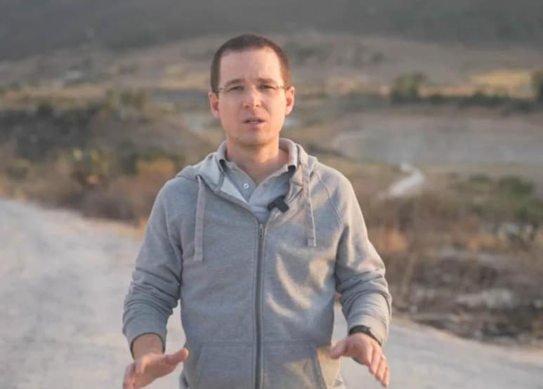 En las nuevas imágenes, Ricardo Anaya explica la razón de fondo y las implicaciones de la aprobación de la Ley Eléctrica por el Congreso y su promulgación por el Ejecutivo.
(TWITTER)