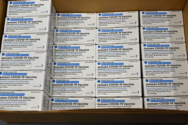 Estados Unidos adquirirá otros 100 millones de dosis de la vacuna de Johnson & Johnson contra el coronavirus, la que requiere una sola inyección. (ARCHIVO)
