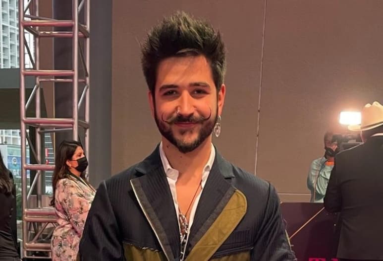 Una de las características que identifican al cantante Camilo, es su barba y bigote, la cual se ha encargado de cuidar y mantener con el mismo estilo durante varios años. (Especial)