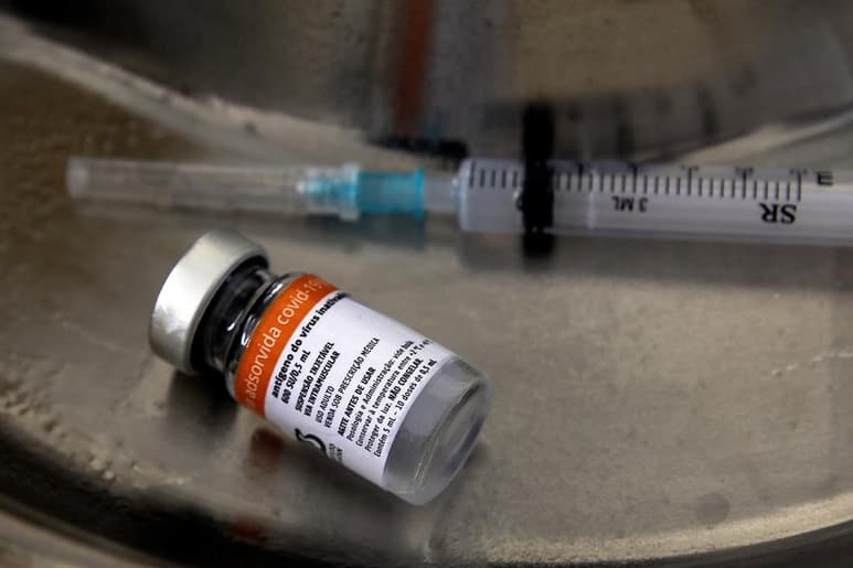 La vacuna contra la covid Coronavac, desarrollada por el laboratorio chino Sinovac en conjunto con el Instituto Butantan de Brasil, se mostró eficaz contra las tres variantes del coronavirus, identificadas en el Reino Unido, Sudáfrica y el Amazonas, informó este miércoles la Gobernación de Sao Paulo. (ARCHIVO)