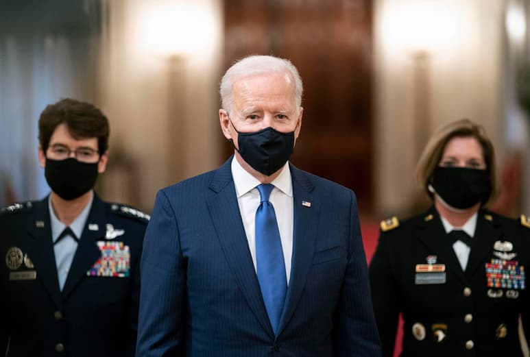 Después de semanas de duras negociaciones, el Congreso de Estados Unidos aprobó este miércoles el plan de rescate de 1.9 billones de dólares que confeccionó el presidente estadounidense, Joe Biden (c), para reanimar la economía y paliar los efectos de la pandemia. (ARCHIVO)