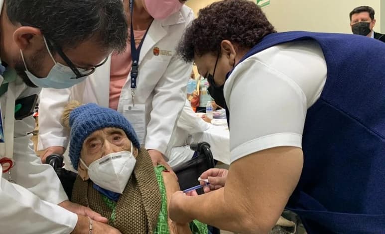 Doña América acudió al modulo de vacunación en compañía de su familia (ESPECIAL) 