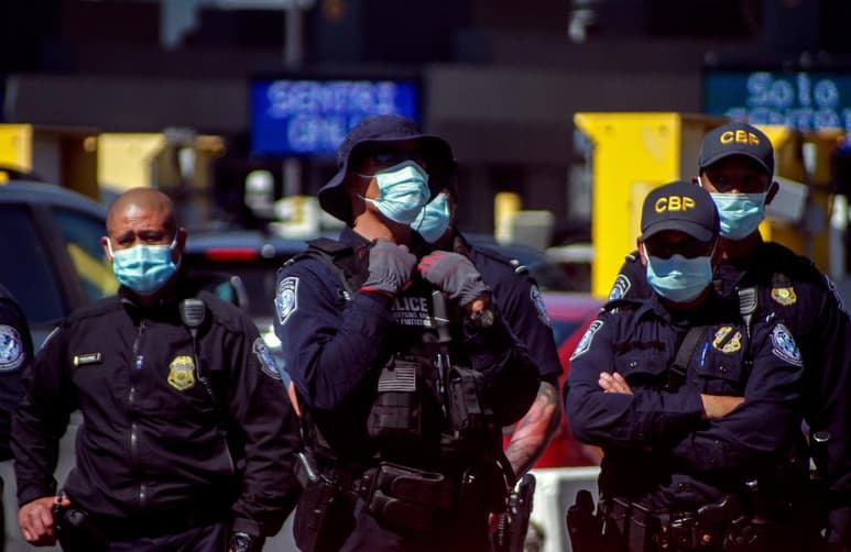 La cifra mensual de migrantes detenidos en la frontera de Estados Unidos se disparó un 28 % en febrero pasado, el primer mes del Gobierno del presidente, Joe Biden, que mantiene la divisoria con México 'cerrada' mientras brega por elaborar una política migratoria más 'justa y humana'.
(ARCHIVO)