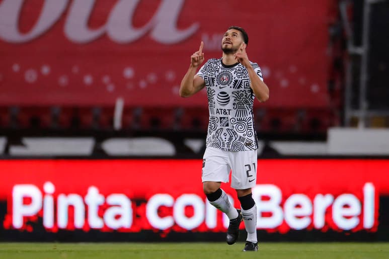 En la Liguilla pasada, en los cuartos de final contra el Guadalajara, Henry Martín, delantero del América, la tuvo y la dejó ir. Fueron dos oportunidades que pudieron cambiar la historia, que al final se escribió con el pase de las Chivas a semifinales. (JAM MEDIA)