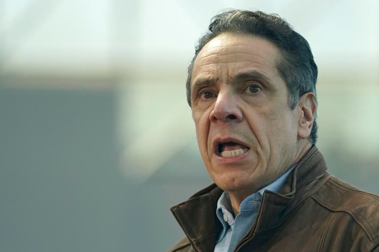 La sexta mujer que acusa al gobernador de Nueva York, Andrew Cuomo, de acoso sexual, aseguró que el político la manoseó 'agresivamente' en su residencia oficial, a donde le pidió que acudiera por motivos de trabajo a finales de 2020, informó este miércoles el medio local Albany Times Union.
(EFE)
