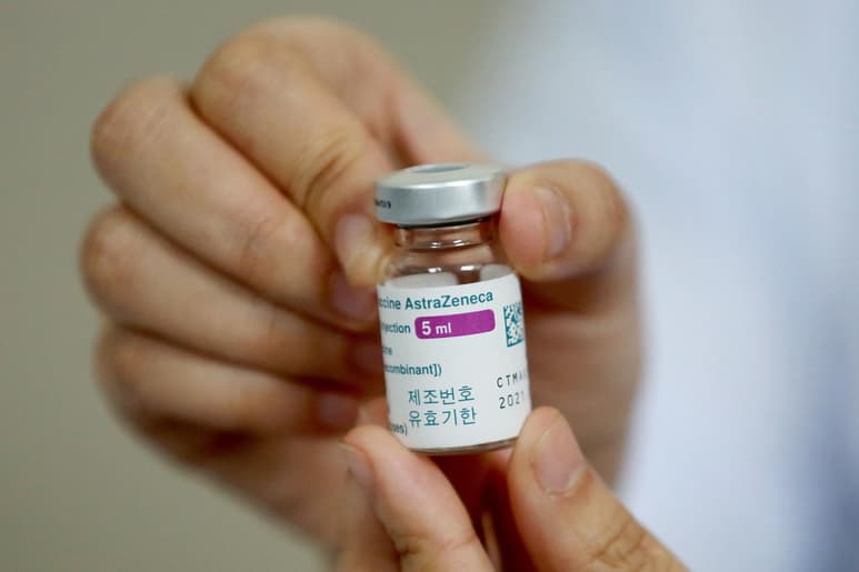 Corea del Sur anunció hoy la aprobación del uso de la vacuna desarrollada por AstraZeneca y la Universidad de Oxford en mayores de 65 años tras valorar positivamente datos sobre su efectividad en Reino Unido. (ARCHIVO)