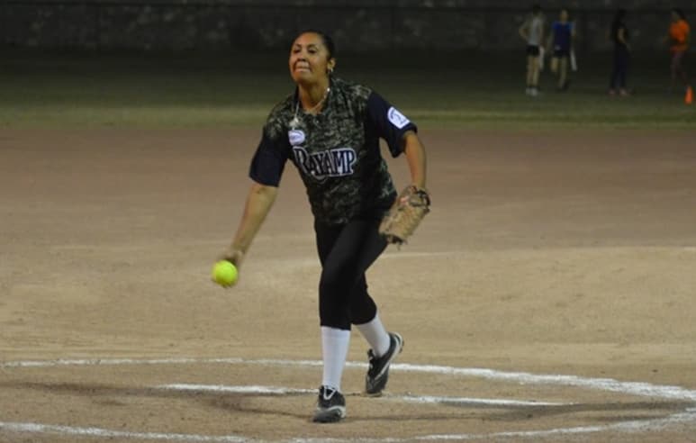 La escuadra de RayAmp hizo un gran esfuerzo, pero no pudo quitarle a Accesorios Tony Femenil su etiqueta de equipo invicto. (ESPECIAL)