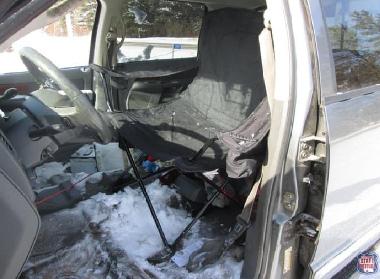 En lugar de un asiento de automóvil, había una silla para acampar. (INTERNET)