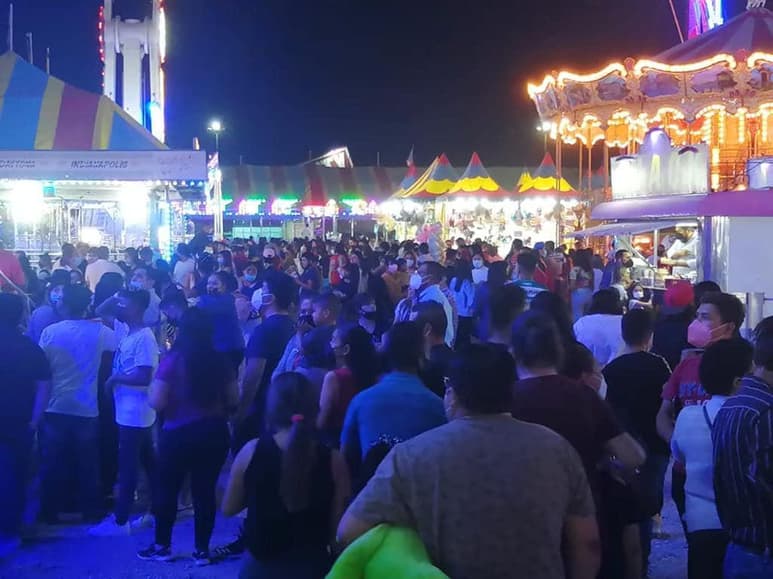 Fue la coordinación de Control de Padrones de la Secretaría de Finanzas de Coahuila la que informó que los hechos se registraron alrededor de las 21:45 horas de ayer cuando en el centro de diversiones se detectaron alrededor de 1,800 personas haciendo uso de las atracciones, sin la distancia social correspondiente, sin uso de cubrebocas y sin la ejecución de los filtros de sanidad en cada uno de los juegos mecánicos. (ESPECIAL)
